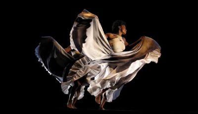 Bienal Internacional de Danza de Cali. Wangari Danza Afrocontemporánea - 'La Verdad Negada' Directora: Yndira Pera Cuesta. Producción del Teatro Mayor Julio Mario Santo Domingo.