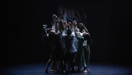 Compañía de Danza del Teatro Mayor - Incluso la noche misma está aquí - Coreografía y dirección: Sarah Storer, Reino Unido