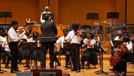 Fundación Nacional Batuta y Sinfonía por el Perú - ‘Orquestas de los confines’ – Directora: Carolina Guzmán-Rincón, Colombia 