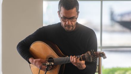 Bernardo Couto, guitarra, Portugal - Festival de Fado - Coproducción de Alto e Bom Som y Everything is New